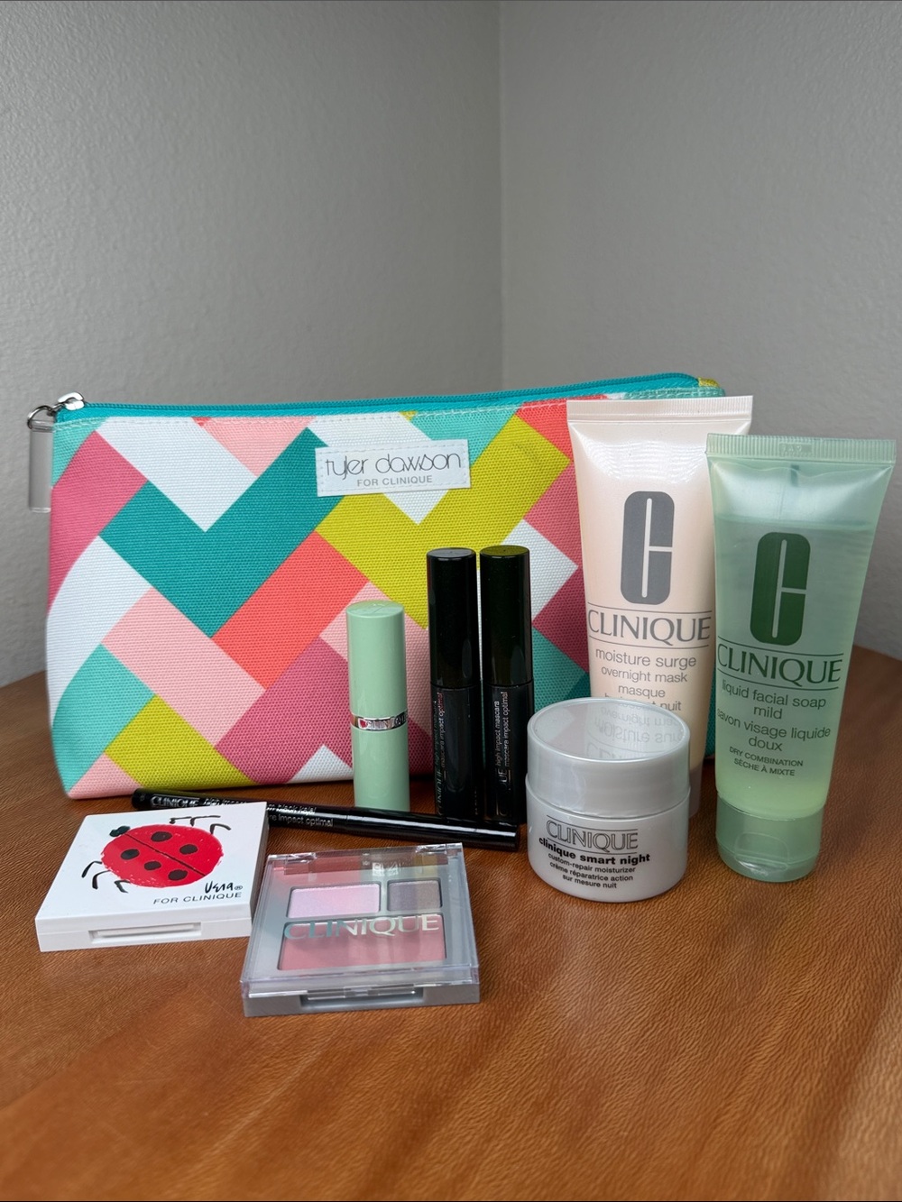Clinique Gift Set Eyeshadow Mascara Liner Moisture Surge Mask Lipstick